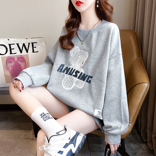 Ženska jesenska majica s izvezenim natpisom i ovalnim izrezom