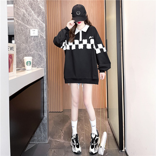 Ženska majica s klasičnim ovratnikom širokog kroja