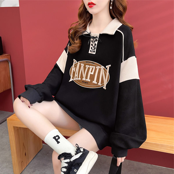 Laia mudeliga naiste dressipluus tikitud kirjaga