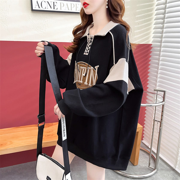 Laia mudeliga naiste dressipluus tikitud kirjaga