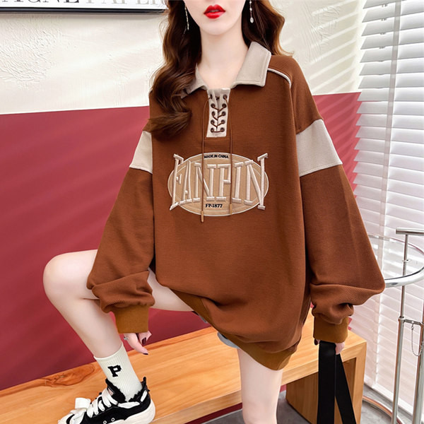 Laia mudeliga naiste dressipluus tikitud kirjaga