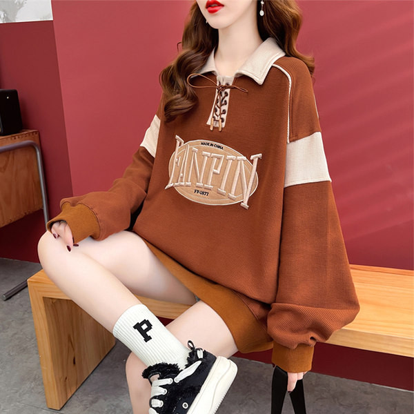 Laia mudeliga naiste dressipluus tikitud kirjaga