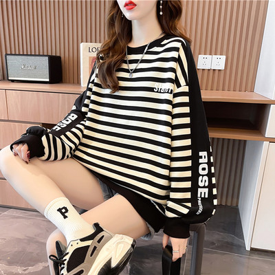 Γυναικείο φούτερ ριγέ με οβάλ λαιμόκοψη και κεντητά γράμματα