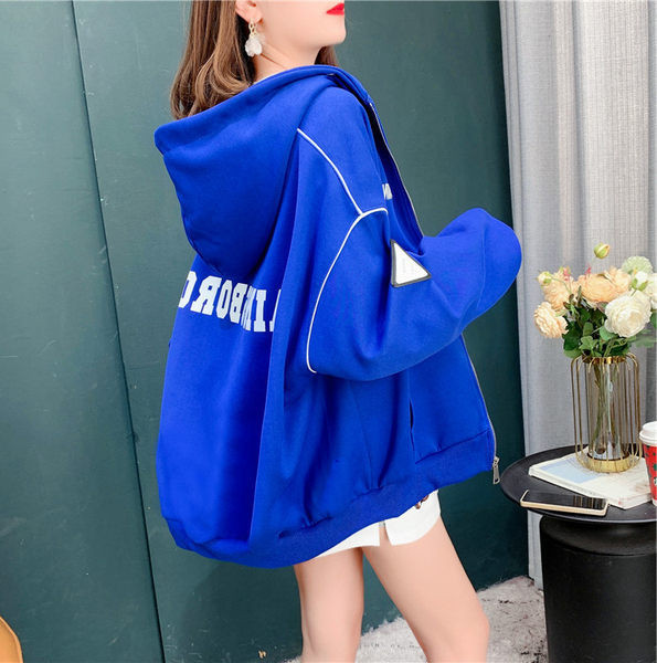 Ženski sportski top s kapuljačom u dvije boje