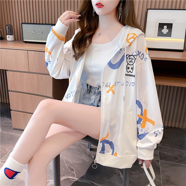 Novi model ženske majice s kapuljačom i printom u boji