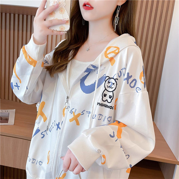 Novi model ženske majice s kapuljačom i printom u boji