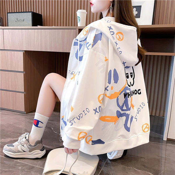 Novi model ženske majice s kapuljačom i printom u boji