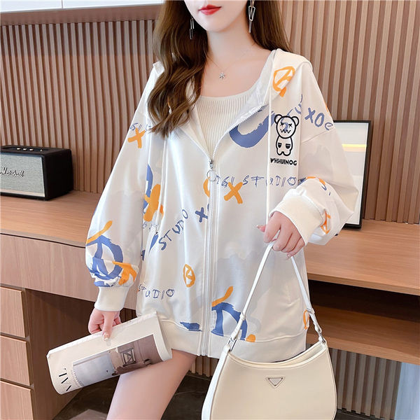 Novi model ženske majice s kapuljačom i printom u boji