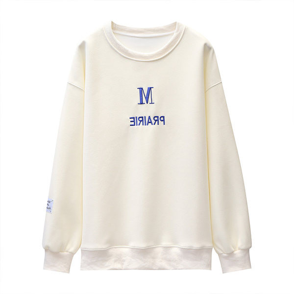 Дамски пролетно-есенен суичър с овално деколте и бродиран надпис 