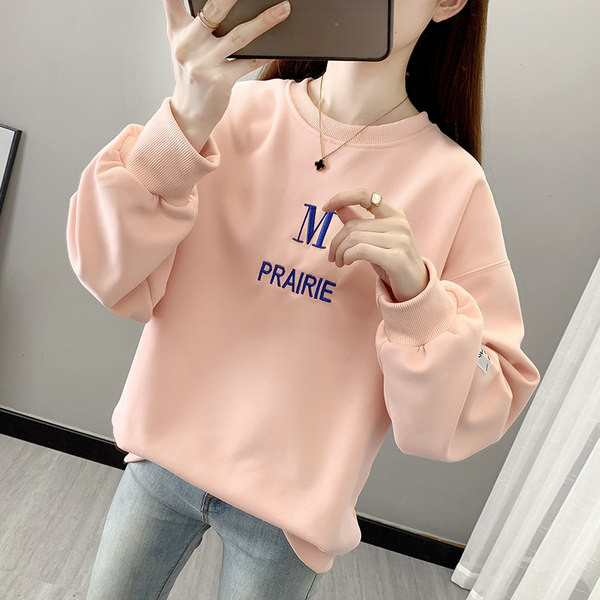 Дамски пролетно-есенен суичър с овално деколте и бродиран надпис 