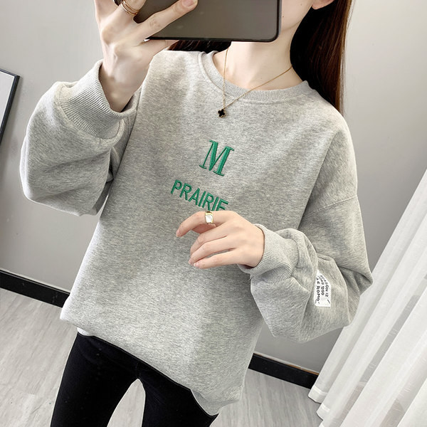 Дамски пролетно-есенен суичър с овално деколте и бродиран надпис 