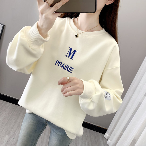 Дамски пролетно-есенен суичър с овално деколте и бродиран надпис 