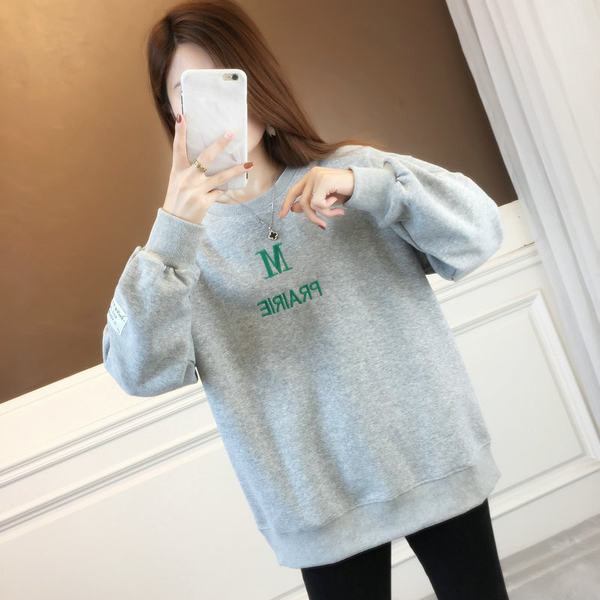 Нов модел дамски суичър с обло деколте и бродерия