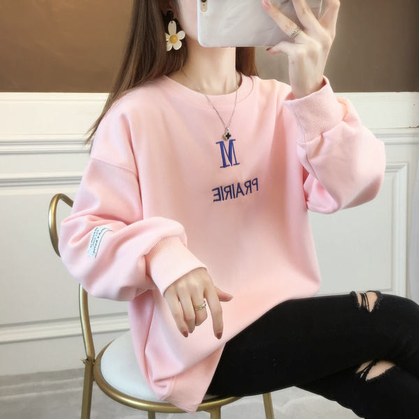 Нов модел дамски суичър с обло деколте и бродерия