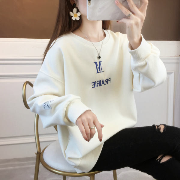 Нов модел дамски суичър с обло деколте и бродерия