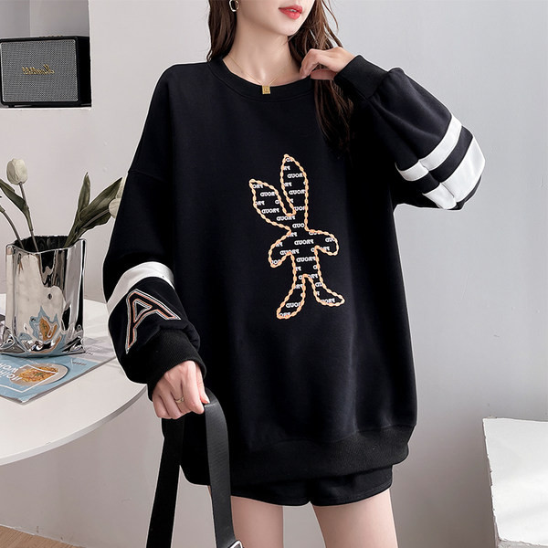 Proljetna široka majica s vezom i ovalnim izrezom