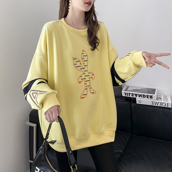 Proljetna široka majica s vezom i ovalnim izrezom