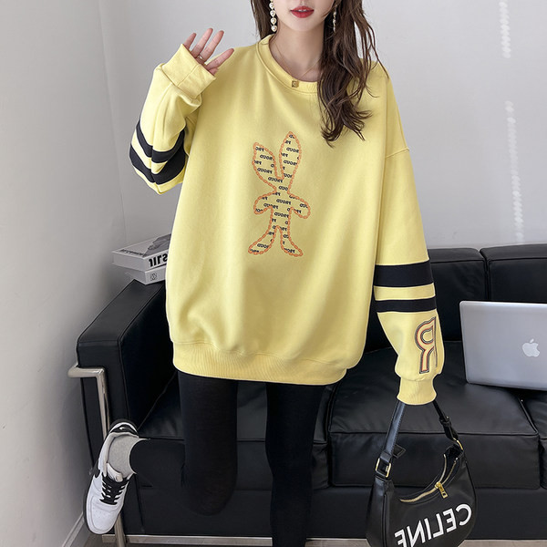 Proljetna široka majica s vezom i ovalnim izrezom