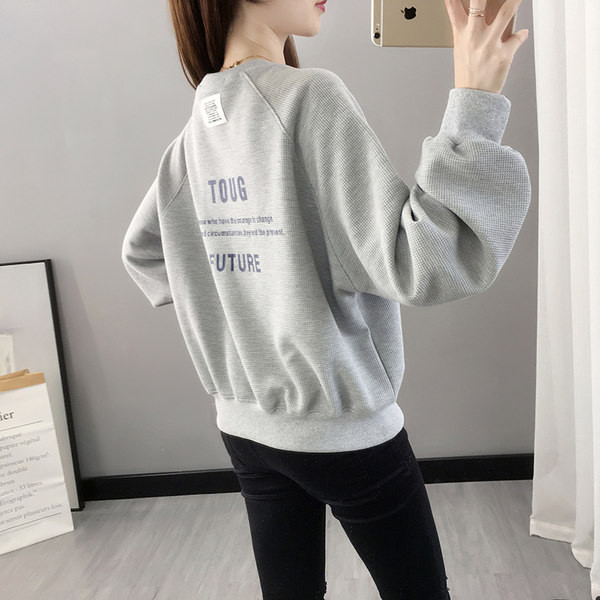 Ежедневен дамски суичър с надпис и О-образно деколте 