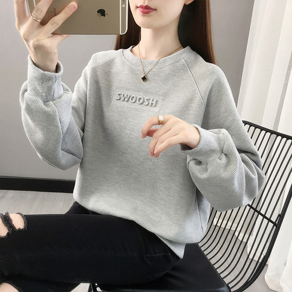 Ежедневен дамски суичър с надпис и О-образно деколте 