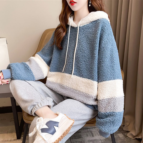 Дамски плюшен суичър с качулка