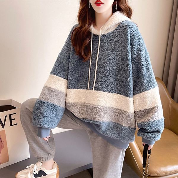 Дамски плюшен суичър с качулка