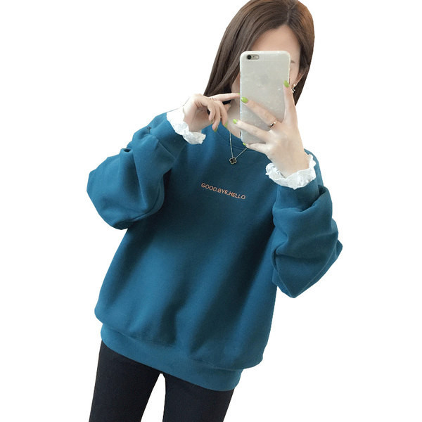 Ежедневен дамски суичър  с овално деколте и бродерия