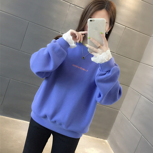 Ежедневен дамски суичър  с овално деколте и бродерия