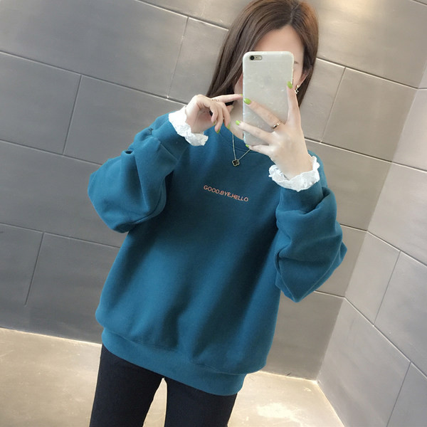 Ежедневен дамски суичър  с овално деколте и бродерия