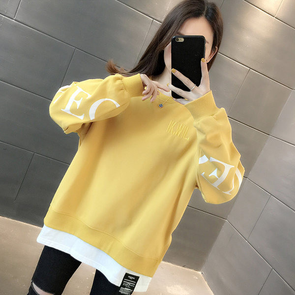 Широк модел дамски суичър с овално деколте и емблема