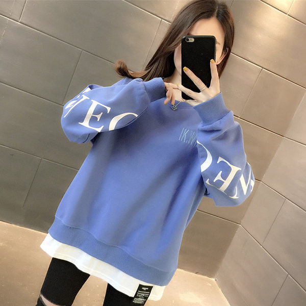 Широк модел дамски суичър с овално деколте и емблема