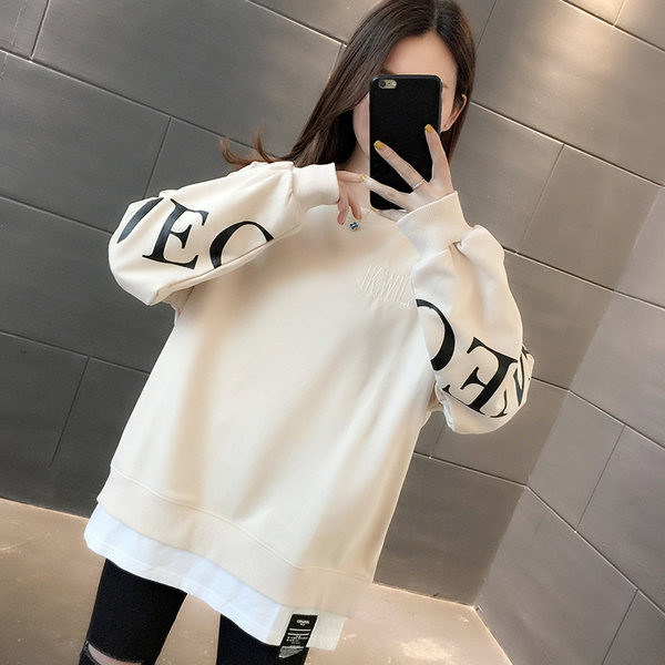 Широк модел дамски суичър с овално деколте и емблема