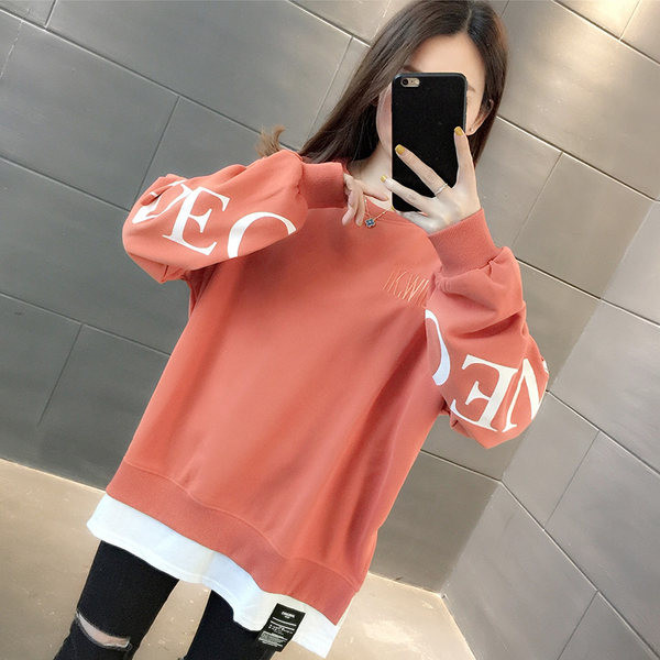 Широк модел дамски суичър с овално деколте и емблема