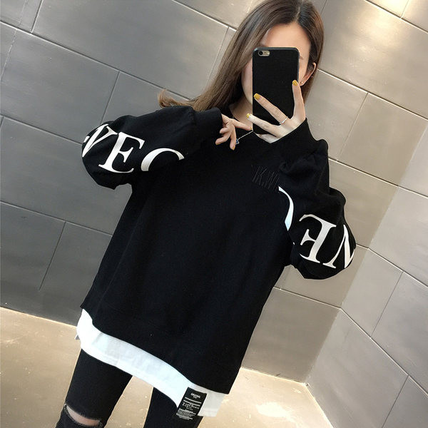 Широк модел дамски суичър с овално деколте и емблема