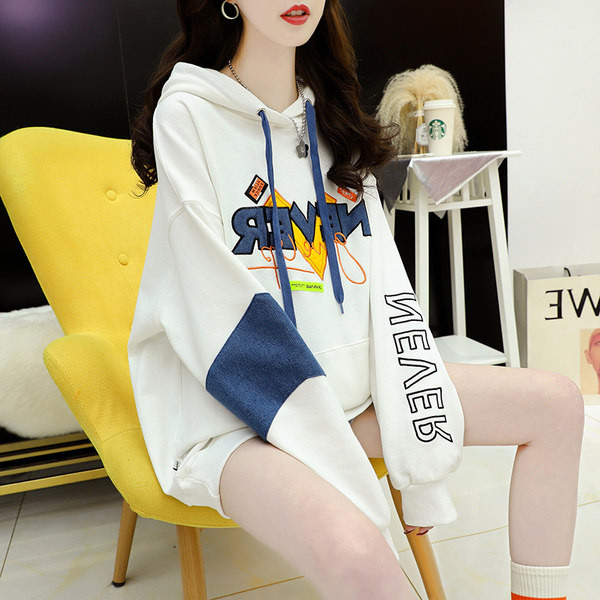 Ležerna ženska majica s kapuljačom - bijela i crna boja