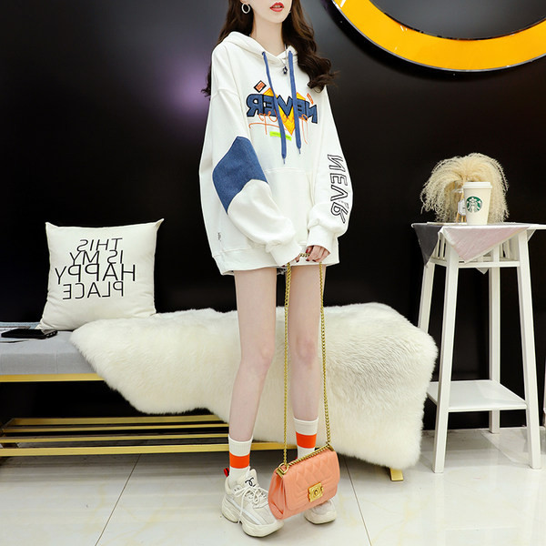 Ležerna ženska majica s kapuljačom - bijela i crna boja