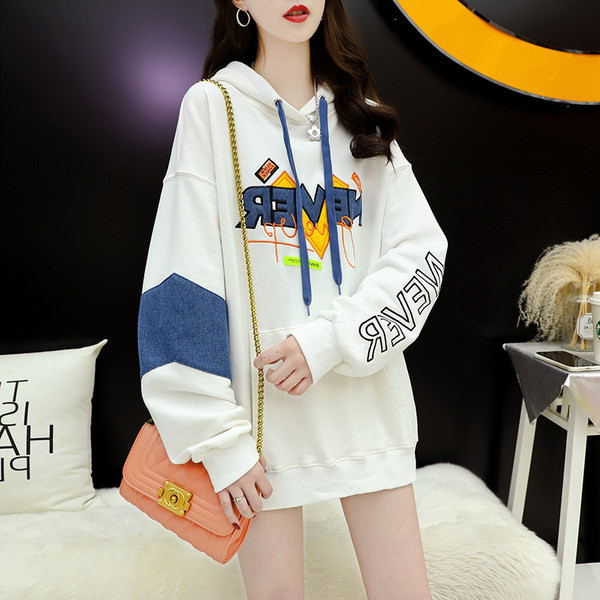 Ležerna ženska majica s kapuljačom - bijela i crna boja