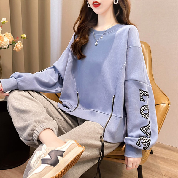 Széles modell női pulóver cipzárral és ovális nyakkivágással