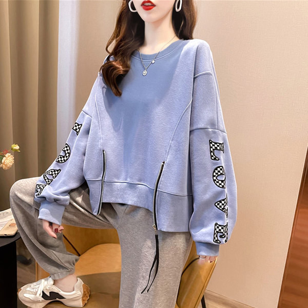 Széles modell női pulóver cipzárral és ovális nyakkivágással