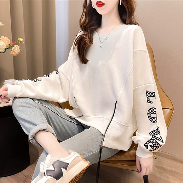 Széles modell női pulóver cipzárral és ovális nyakkivágással