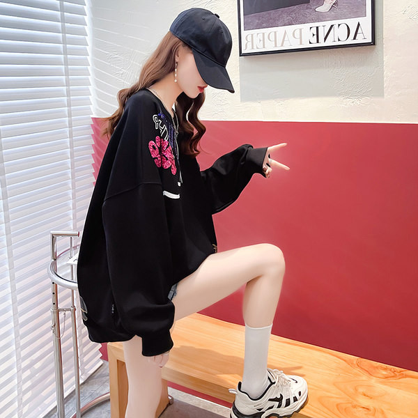 Široki model ženske majice sa šljokicama i ovalnim izrezom