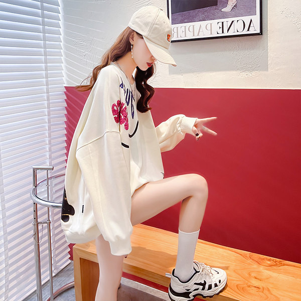 Široki model ženske majice sa šljokicama i ovalnim izrezom