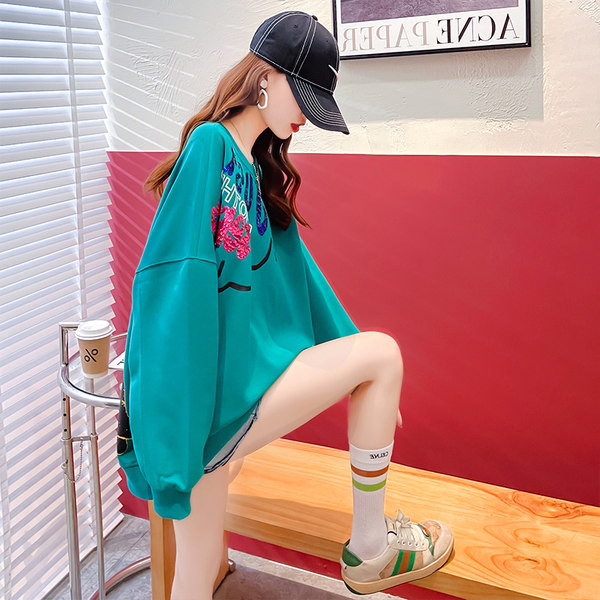 Široki model ženske majice sa šljokicama i ovalnim izrezom