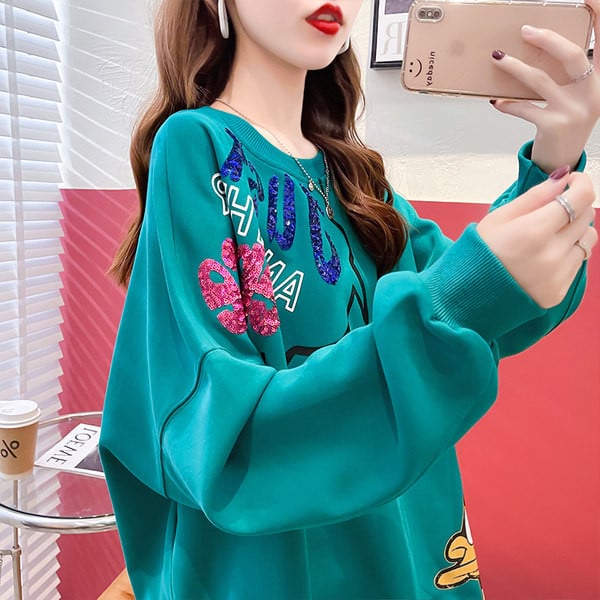 Široki model ženske majice sa šljokicama i ovalnim izrezom