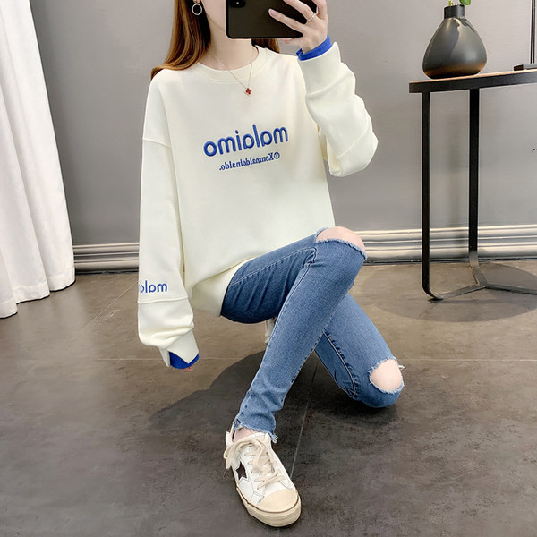 Γυναικείο ανοιξιάτικο φούτερ με κεντητά γράμματα και οβάλ λαιμόκοψη