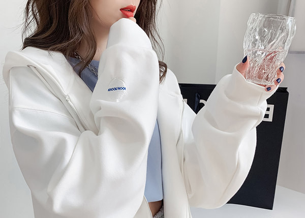 Дамски суичър с метално закопчаване и бродиран надпис на гърба 