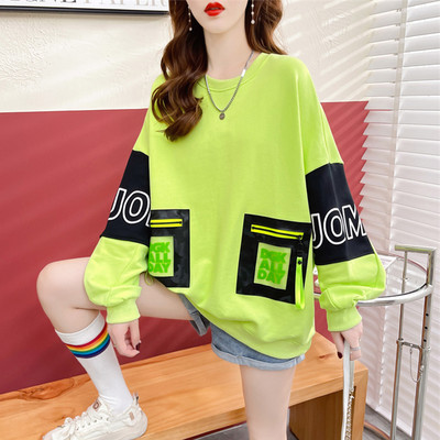 Novi model široke majice s printom i džepom na patent