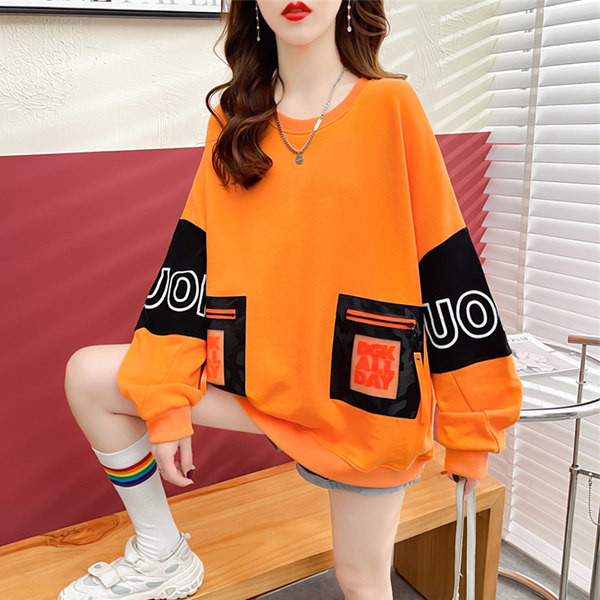 Novi model široke majice s printom i džepom na patent