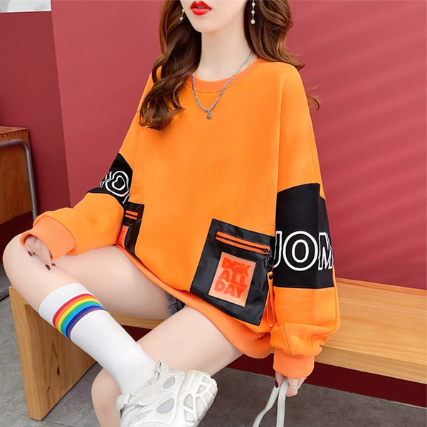 Novi model široke majice s printom i džepom na patent