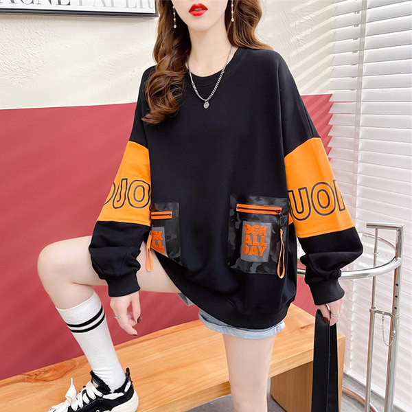 Novi model široke majice s printom i džepom na patent